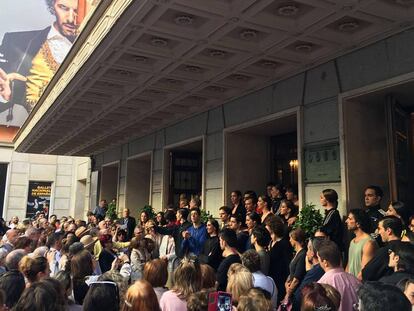 Los bailarines anuncian la suspensi&oacute;n del estreno al p&uacute;blico en la puerta del teatro.