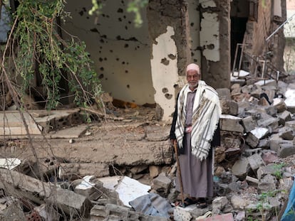Un hombre camina entre las ruinas de un edificio destruido por los combates en la ciudad yemení de Taez, el pasado 20 de mayo.