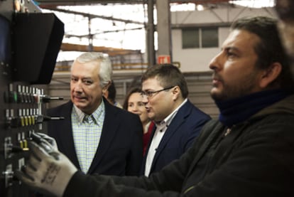 Javier Arenas, ayer, durante una visita a una fábrica de galvanizados de Láchar (Granada).