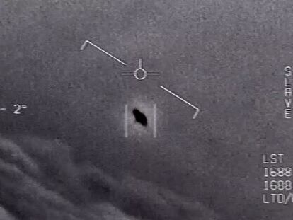 En una imagen de un video de 2015 del Departamento de Defensa, se ve un objeto que se eleva entre las nubes, viajando contra el viento.