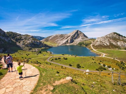 Visitantes ante el lago Enol, en Covadonga (Asturias), uno de los lugares más visitados del parque nacional de los Picos de Europa.