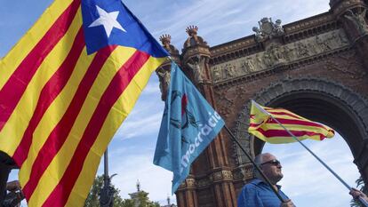 Uno de los manifestantes durante la concentración convocada este martes en Barcelona en apoyo a la declaración unilateral de independencia de Cataluña.