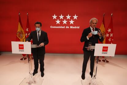 Los consejeros de Hacienda y Sanidad de la Comunidad de Madrid, Javier Fernández-Lasquetty y Enrique Escudero, durante una rueda de prensa el 18 de febrero para explicar el negocio de Tomás Díaz Ayuso.