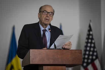Álvaro Leyva en una rueda de prensa después de una cumbre en Bogotá, Colombia, en abril de 2023. 