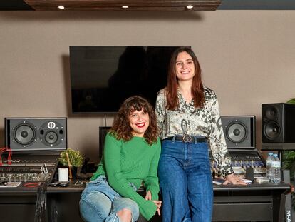 Andrea Ros y Paola Roig, en su estudio de grabación en Sant Andreu, Barcelona.