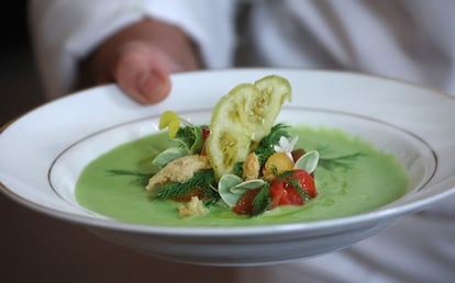 El primer plato de la cena, una sopa de tomate verde con crujientes de masa ácida y aceite de oliva arbequina.  