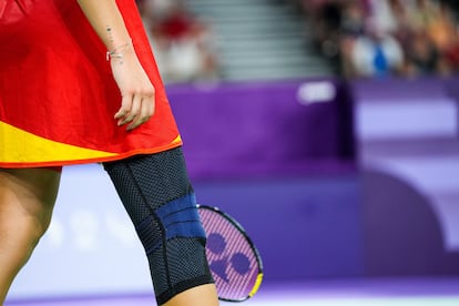 Detalle de la rodillera en la pierna derecha de la deportista Carolina Marín.