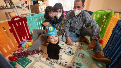 Darío Coracho Lozano junto a sus padres, Andrea y Ángel, y su hermana Delia en su casa en Tórtola de Henares (Guadalajara).