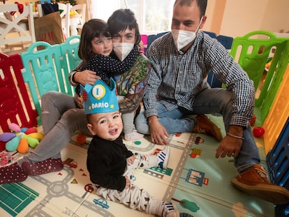 Darío Coracho Lozano junto a sus padres, Andrea y Ángel, y su hermana Delia en su casa en Tórtola de Henares (Guadalajara).