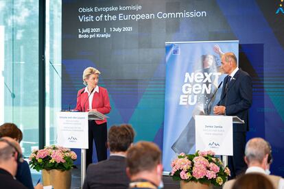 La presidenta de la Comisión Europea, Ursula von der Leyen, y el primer ministro de Eslovenia, Janez Jansa, en una rueda de prensa en Brdo, Eslovenia, este jueves, 1 de julio.