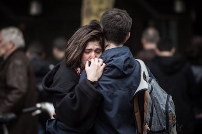 Em Paris, o clima era de constarnação e tristeza neste sábado. Um casal chora próximo a um dos restaurantes alvo dos ataques.