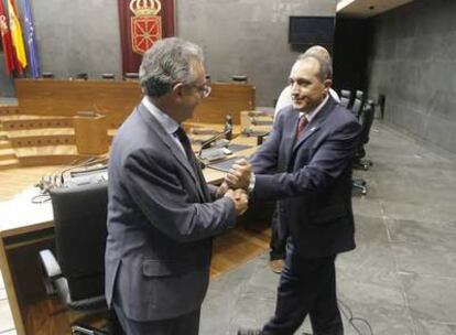 El presidente Miguel Sanz (izquierda), es felicitado por el líder del PSN, Carlos Chivite, tras ser investido presidente.