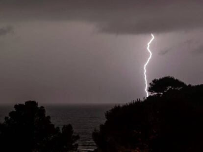 Un rayo cae en Mallorca durante la madrugada del pasado jueves.