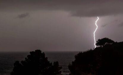 Un rayo cae en Mallorca durante la madrugada del pasado jueves.