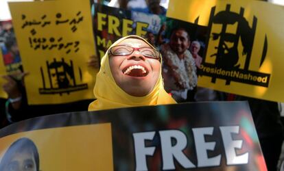 Protestas contra el presidente de Maldivas, Abdulla Yameen, por la liberación de los presos políticos de la oposición frente a la embajada de Maldivas en Colombo (Sri Lanka).