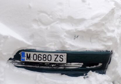El propietario de un hotel rural de La Acebeda ha visto cómo en una sola noche de nevada su Mercedes ha quedado literalmente sepultado por la nieve.