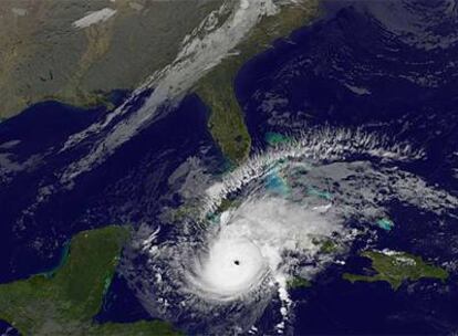 Imagen tomada desde satélite del huracán ofrecida por el National Oceanic and Atmospheric Administration (NOAA).