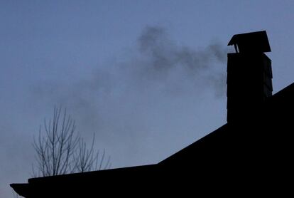 Una chimenea encendida de una casa de Valsaín (Segovia), con temperaturas bajo cero desde las 6 de la tarde.