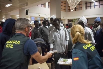 La Guardia Civil reparte comida entre los migrantes en la Estación Marítima de Algeciras.