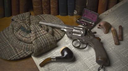 Una vitrina de la exposici&oacute;n de Londres dedicada a Sherlock Holmes.