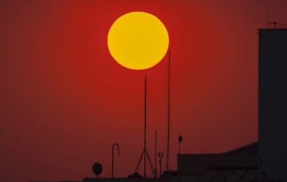 La ciudad brasileña de Sao Paulo ha vivido estos días el calor más intenso del año con temperaturas superiores a los 35 grados, el atardecer ha dejado imágenes espectaculares como esta.