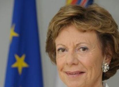 "Hemos acabado con una estafa", dice la comisaria Neelie Kroes.