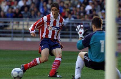 Torres encara al portero del Osasuna, durante la final de la Copa de Campeones de juveniles, partido disputado en el estadio Olímpico de Sevilla, el 10 de mayo de 2001.