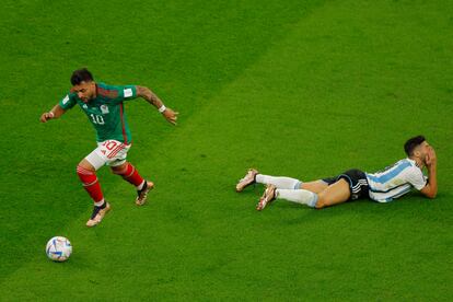 Gonzalo Montiel (derecha) se lamenta de un golpe después de una disputa de balón con el mexicano Alexis Vega. 