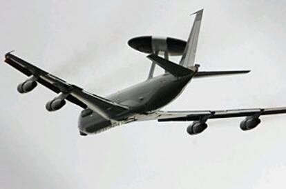 Un avión AWACS de la OTAN despega de la base alemana de Geilenkirchen esta mañana.