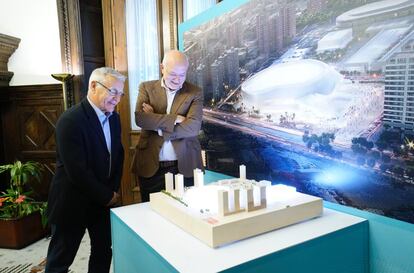 El alcalde Joan Ribó y el empresario Juan Roig ante la maqueta del pabellón multiusos Arena.