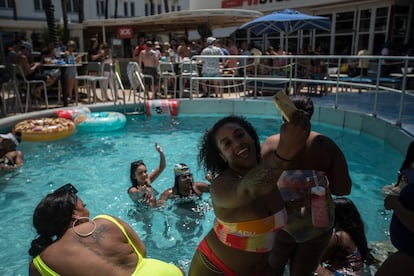 Fiesta en la piscina de un bar en South Beach.