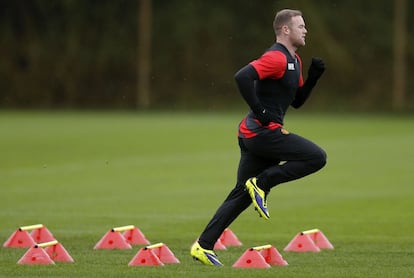 Wayne Rooney sortea unos conos.