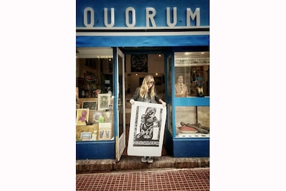 La artista plástica Delfina Estrada, de la Fabrica de Estampas, sale de la tienda de arte Quorum ubicada en el barrio de San Telmo.