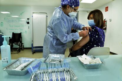 Una mujer recibe una dosis de la vacuna de AstraZeneca en el Complejo Hospitalario Universitario de Ourense.