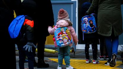 Varios niños esperan para entrar en la Escuela Rubén Darío de Barcelona.