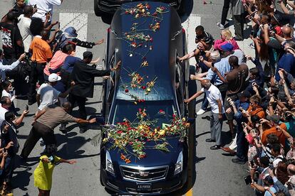 Carro fúnebre com os restos mortais do boxeador Muhammad Ali durante seu percurso pelas ruas de Louisville, onde ele nasceu em 1942 (EUA), em 10 de junho de 2016