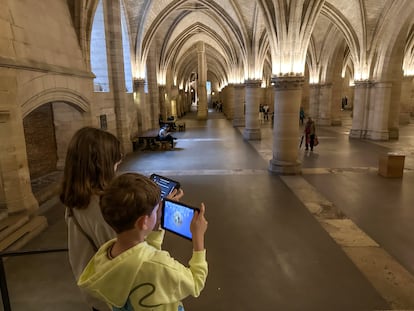 Daniela y Oliver, hijos de los autores del blog Molaviajar, aprendiendo más detalles sobre La Conciergerie a través de una tableta.