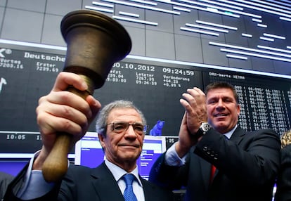 César Alierta tocaba la campana durante la oferta pública inicial de Telefónica en la Bolsa de Fráncfort (Alemania), el 30 de octubre de 2012.