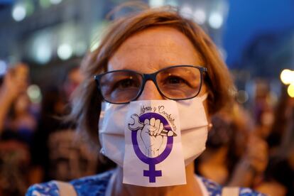 Una participante en la concentración de este viernes en la madrileña Puerta del Sol para condenar los últimos casos de violencia machista.