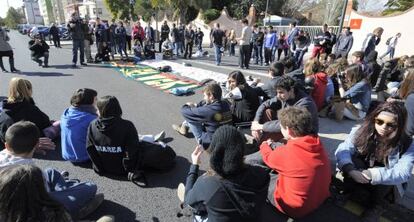 Concentraci&oacute;n de estudiantes ante la Consejer&iacute;a de Educaci&oacute;n en Valencia.