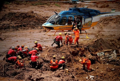 Bombeiros resgatam corpos de vítimas da tragédia em Brumadinho. 