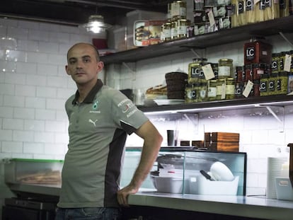 Bilal el Meghraui, a la cuina del restaurant de Barcelona on treballa.