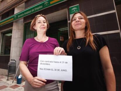 Dos promotoras de empleo a las puertas de su oficina, en Granada.