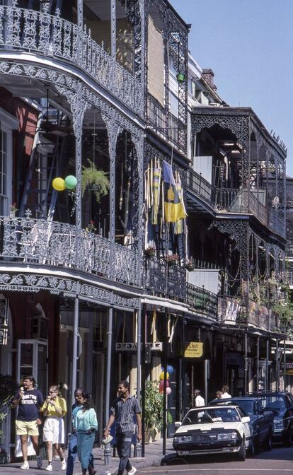 As Creole Townhouse são um tipo de edifício que se tornou um dos elementos distintivos de Nova Orleans. Localizado no bairro francês e no vizinho Faubourg Marigny, essas torres mostram a influência da colonização espanhola e francesa em suas varandas de ferro e fachadas de tijolos. Apenas alguns dos edifícios originais (cerca de 25) sobreviveram aos grandes incêndios de 1788 e 1794 e à influência anglo-saxônica. A maioria dos que podem ser vistos hoje foram construídos na primeira metade do século XIX, especialmente na década de 1820, em que Nova Orleans passou por um período de esplendor.