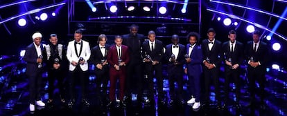 Alves, Ramos, Modric, Hazard, Mbappé, Kanté, Salah, Marcelo, Varane y De Gea posan con el premio al mejor once.