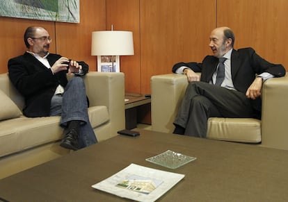 El secretario general del PSOE, Alfredo Pérez Rubalcaba, durante la reunión que mantuvo con el líder del partido en Aragón, Javier Lambán, en la sede socialista de la calle Ferraz de Madrid, el 31 de enero de 2014.
