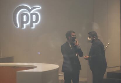 Alberto Nuñez Feijóo conversando con Fernando López Miras, Presidente de Murcia, en la sede del PP.