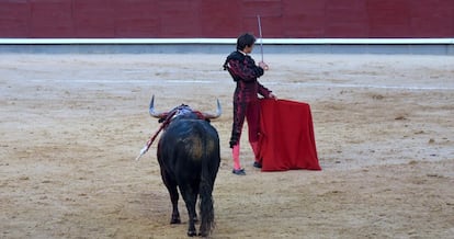 Roca Rey se dirige al tendido 7 el pasado 11 de junio en Las Ventas.