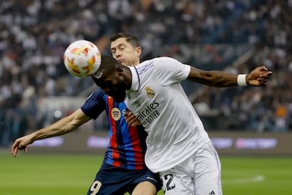 El delantero del FC Barcelona Robert Lewandowski pelea un balón con el defensa del Real Madrid Antonio Rüdiger, durante el partido de la final de la Supercopa de España.