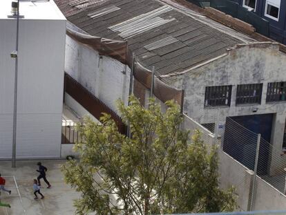 L'escola Els Encants té un edifici amb un teulat d'amiant al costat.